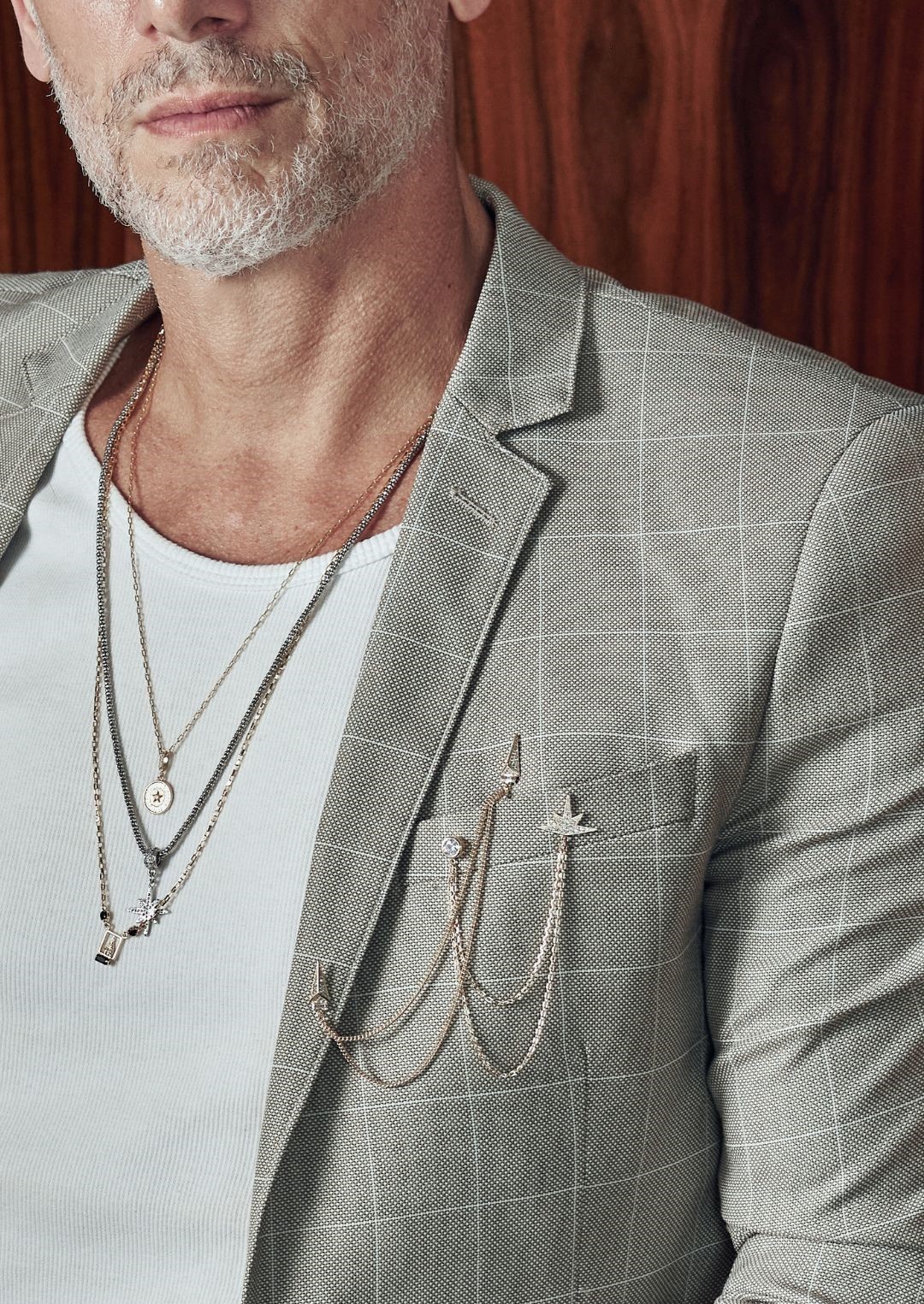 O Renascimento dos Broches Masculinos: Estilo, Poder e Expressão