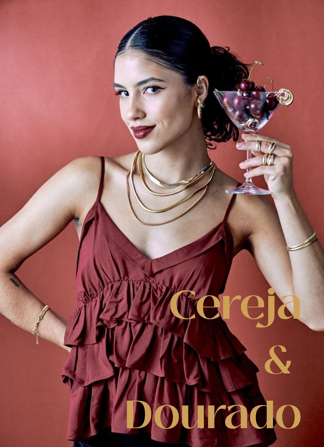 Cerejismo em 2025: Vermelho Cereja + Acessórios Dourados = Equilíbrio Perfeito entre Doçura e Imponência