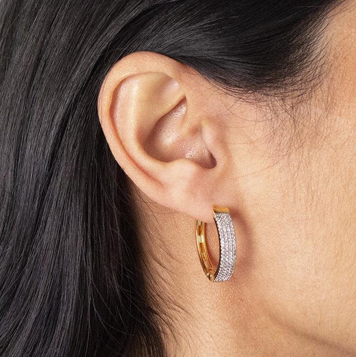 ARGOLA FOLHEADA CRAVEJADA COM ZIRCÔNIA 