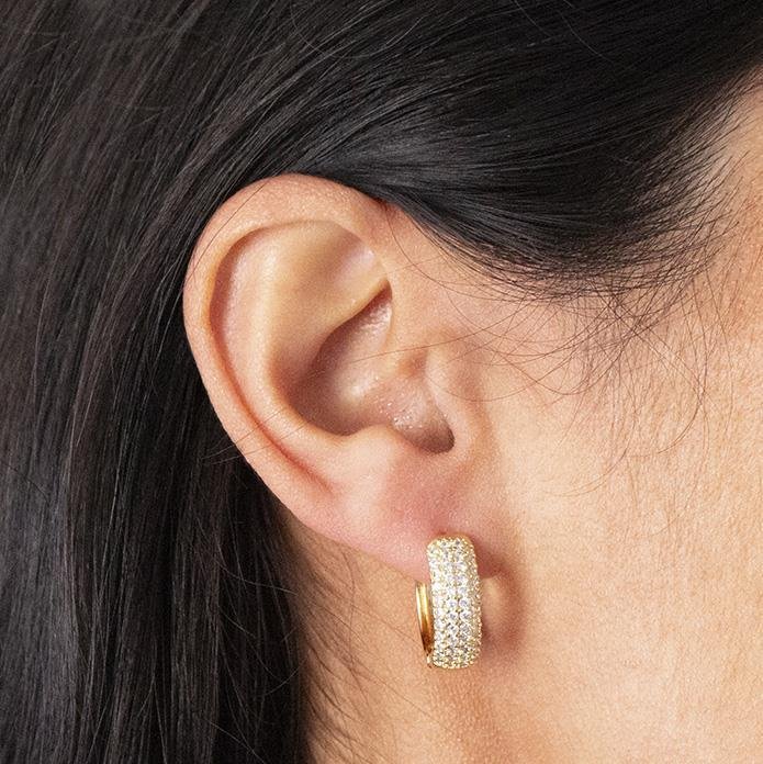 ARGOLA FOLHEADA CRAVEJADA COM ZIRCÔNIAS