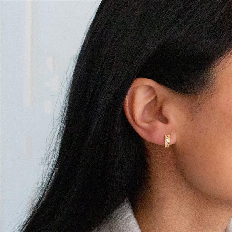 ARGOLA FOLHEADA CRAVEJADA COM ZIRCÔNIAS 