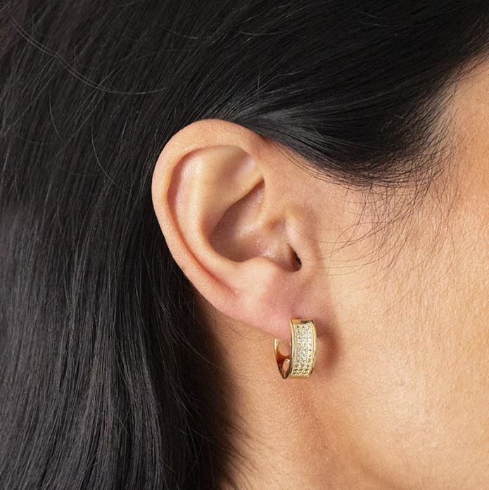 ARGOLA FOLHEADA CRAVEJADA COM ZIRCÔNIAS