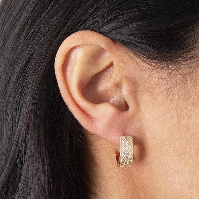  ARGOLA FOLHEADA CRAVEJADA COM ZIRCÔNIAS