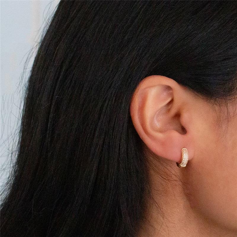 ARGOLA FOLHEDA CRAVEJADA COM ZIRCÔNIAS 