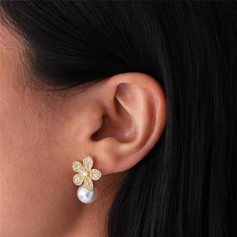 BRINCO FOLHEADO PÉROLA FLOR CRAVEJADA