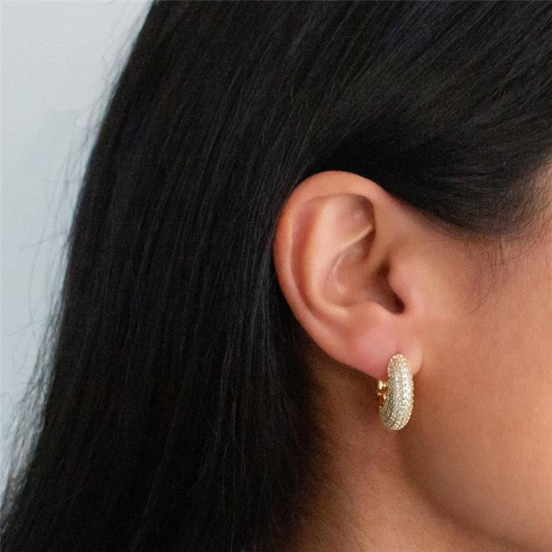 ARGOLA FOLHEADA CRAVEJADA COM ZIRCÔNIAS 