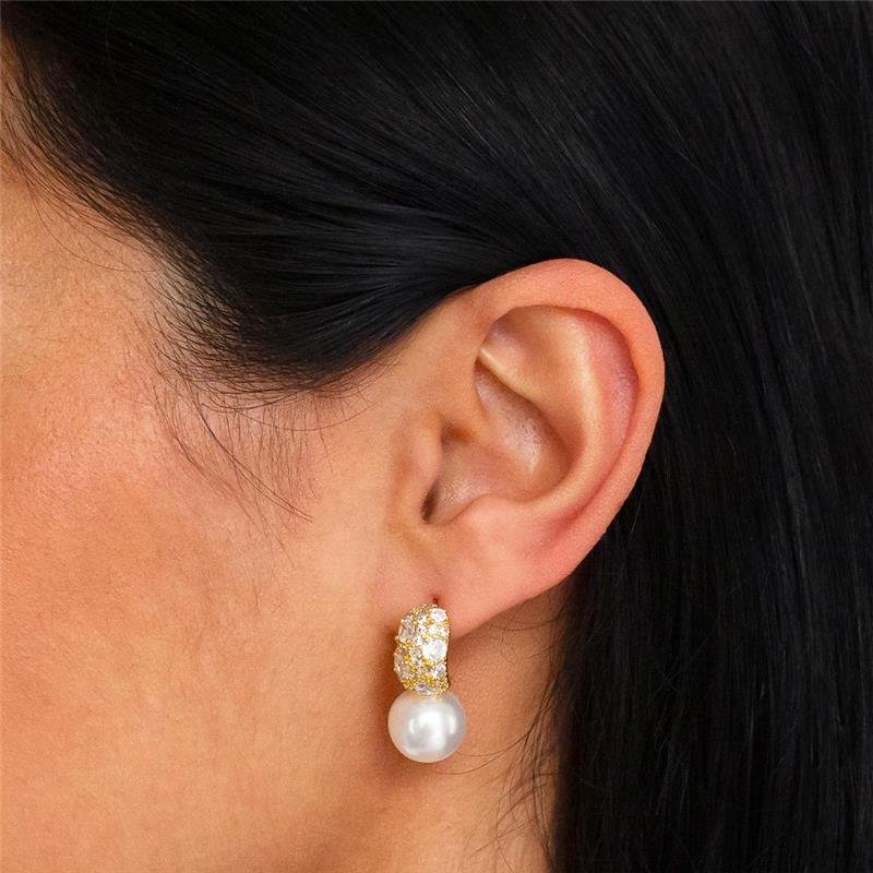 BRINCO FOLHEADO PÉROLA COM BASE CRAVEJADA E COM PONTO DE LUZ 