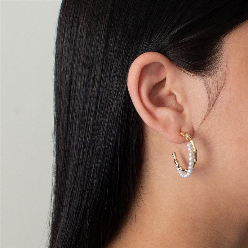 ARGOLA FOLHEADA PÉROLA COM DETALHES 