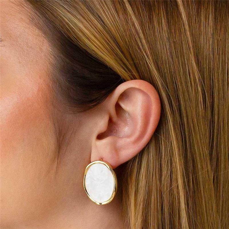 BRINCO FOLHEADO MADREPÉROLA OVAL