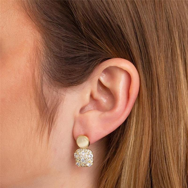 BRINCO FOLHEADO QUADRADO CRAVEJADO PEDRA LEITOSA