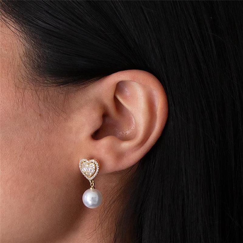 BRINCO FOLHEADO CORAÇÕES CRAVEJADOS PÉROLA 