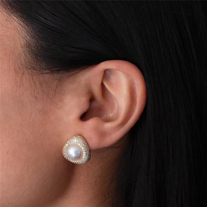 BRINCO FOLHEADO PÉROLA BORDA CRAVEJADA