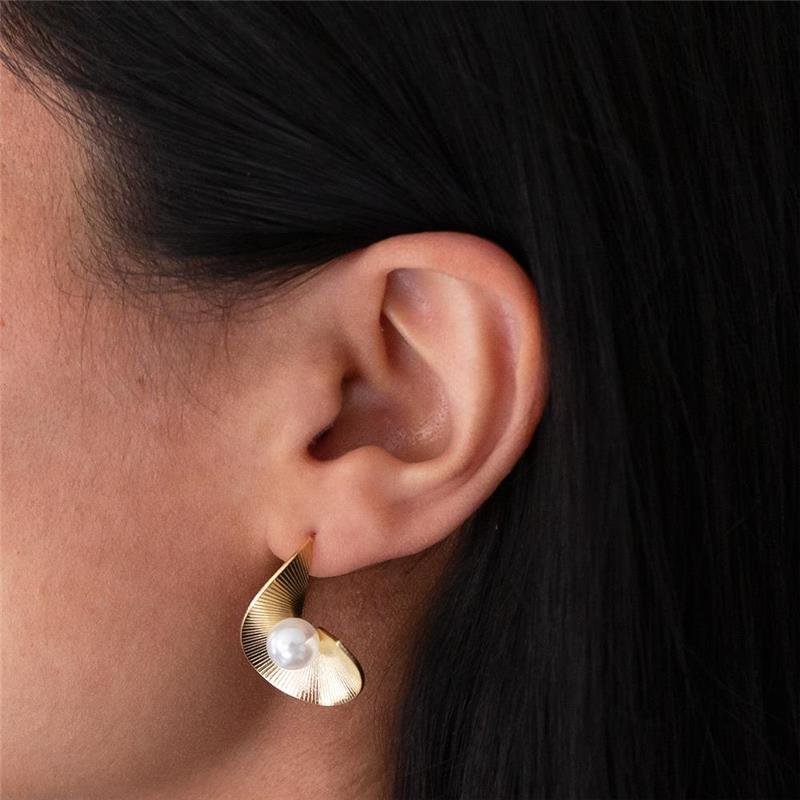 BRINCO FOLHEADO CURVADO PÉROLA 