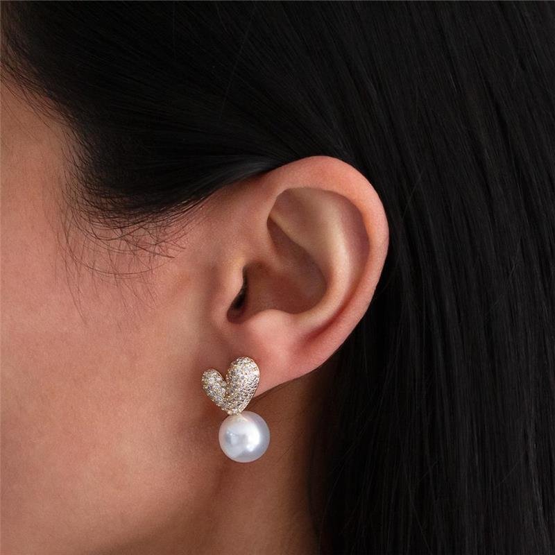 BRINCO FOLHEADO CORAÇÃO CRAVEJADO PÉROLA 