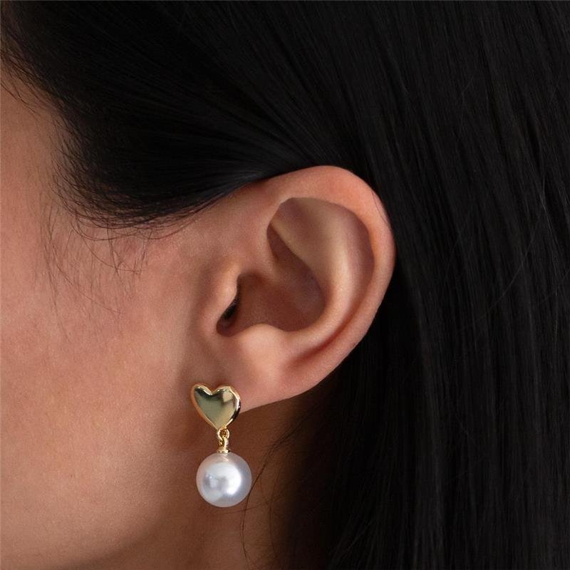 BRINCO FOLHEADO CORAÇÃO LISO PÉROLA 