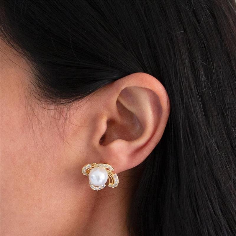 BRINCO FOLHEADO FLOR PÉTALAS CRAVEJADAS PÉROLA