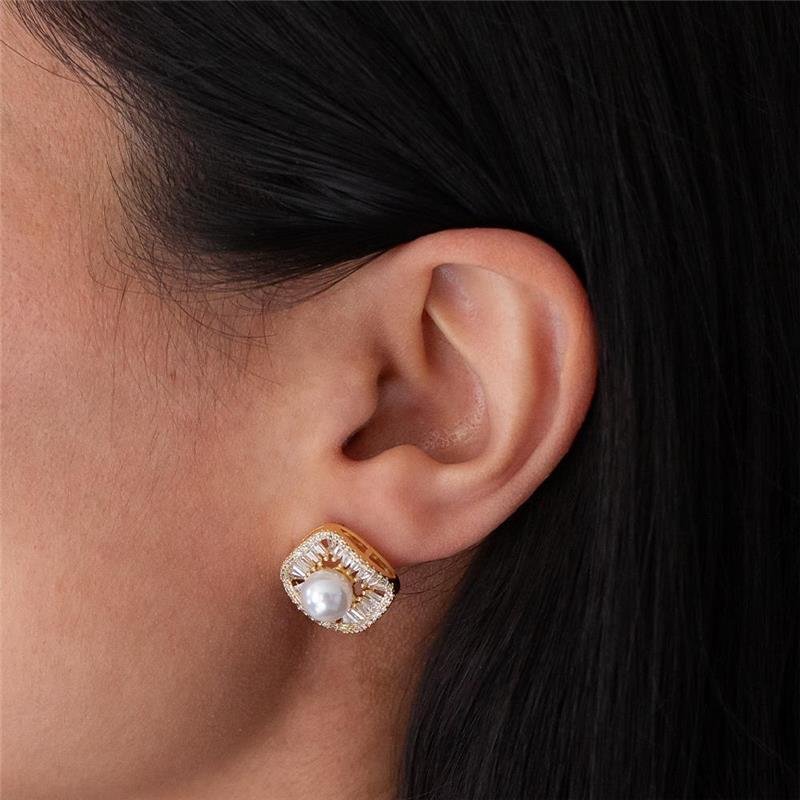 BRINCO FOLHEADO BORDA CRAVEJADA PÉROLA