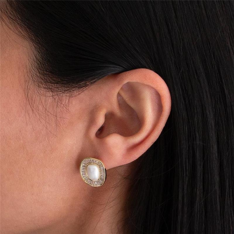 BRINCO FOLHEADO PÉROLA BORDA CRAVEJADA