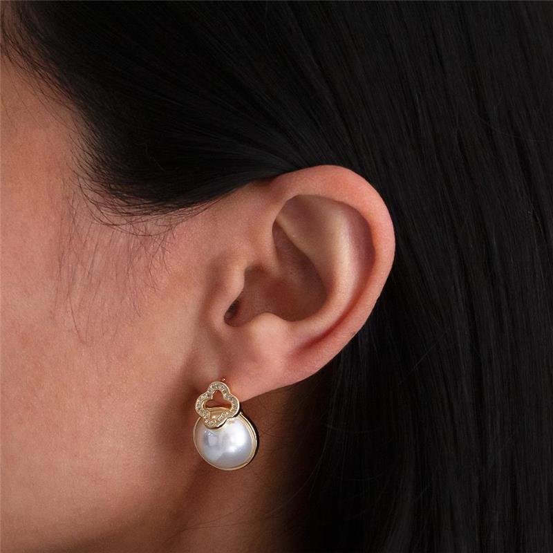 BRINCO FOLHEADO TREVO CRAVEJADO PÉROLA