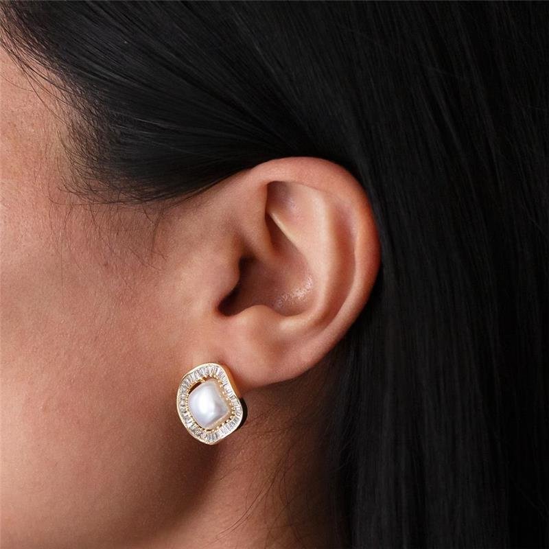 BRINCO FOLHEADO PÉROLA BORDA CRAVEJADA