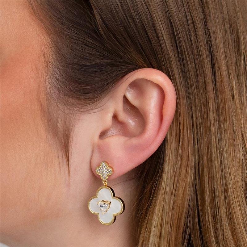 BRINCO FOLHEADO TREVO MADREPÉROLA