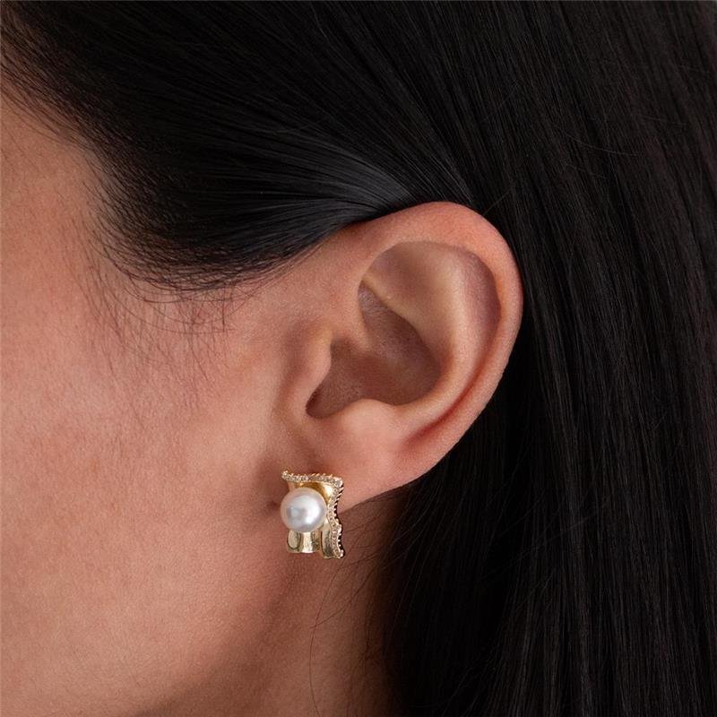 BRINCO FOLHEADO BORDA CRAVEJADA PÉROLA