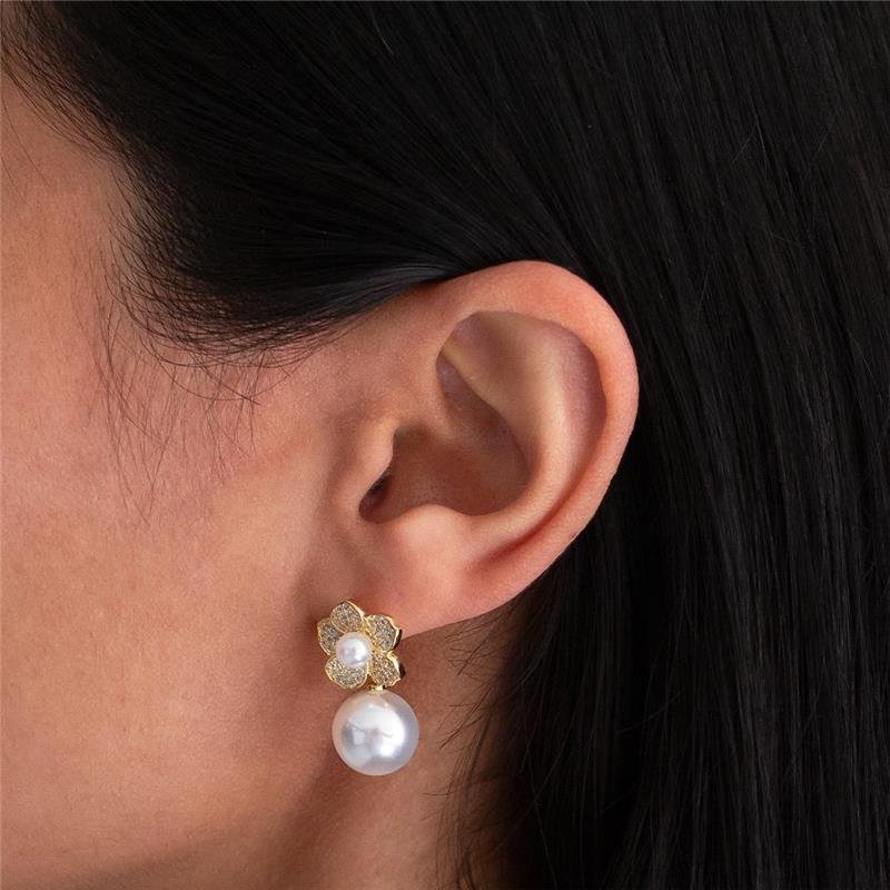 BRINCO FOLHEADO FLOR CRAVEJADA PÉROLAS 