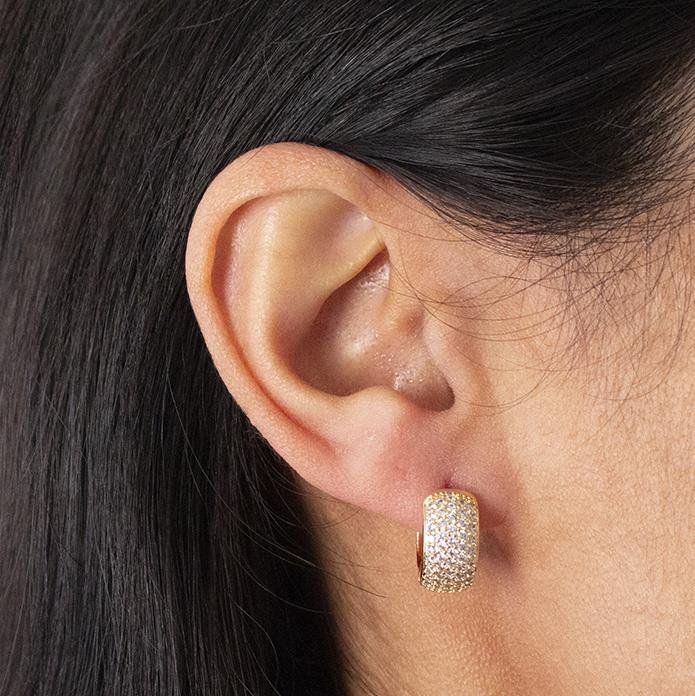 ARGOLA FOLHEADA CRAVEJADA COM ZIRCÔNIAS