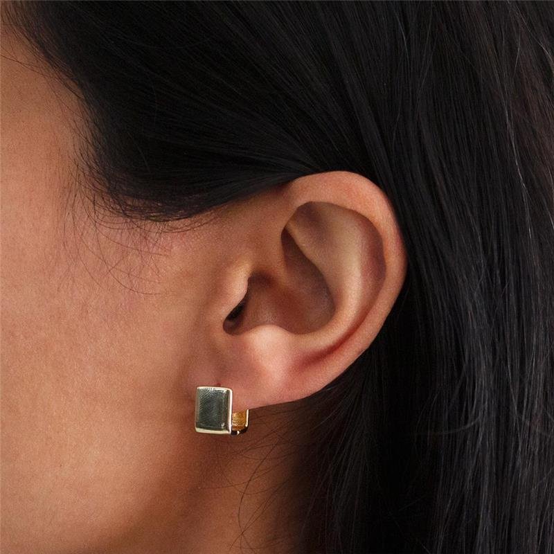 ARGOLA FOLHEADA LISA FORMATO CÚBICO