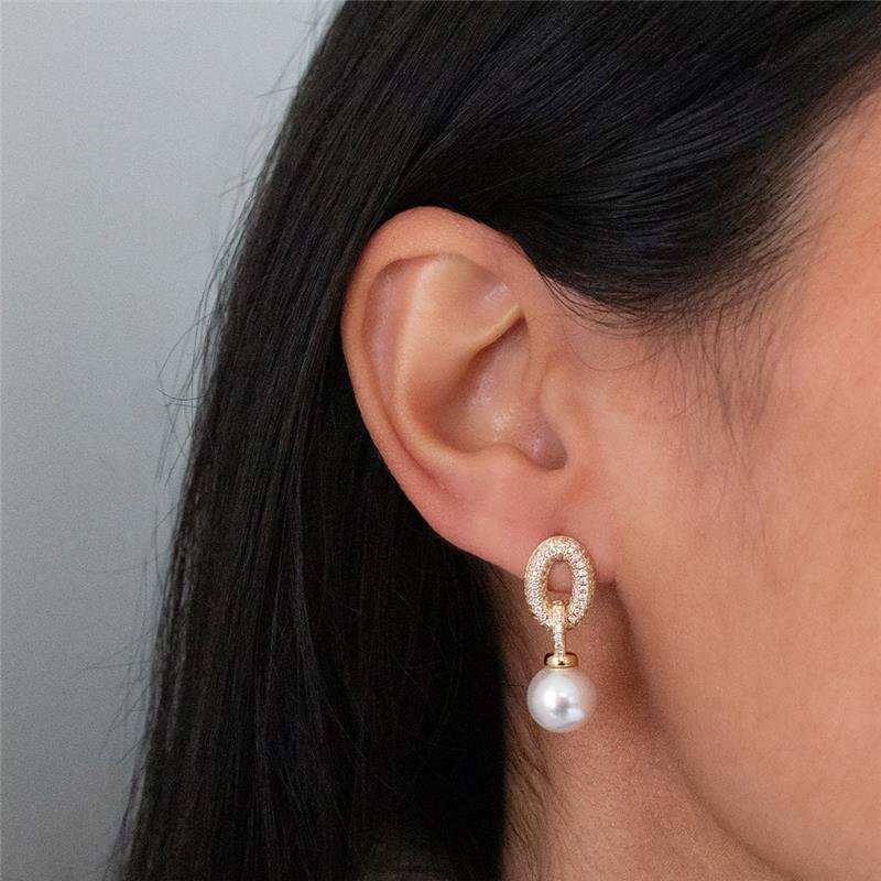 BRINCO FOLHEADO PÉROLA COM BASE CRAVEJADA COM ZIRCÔNIAS 