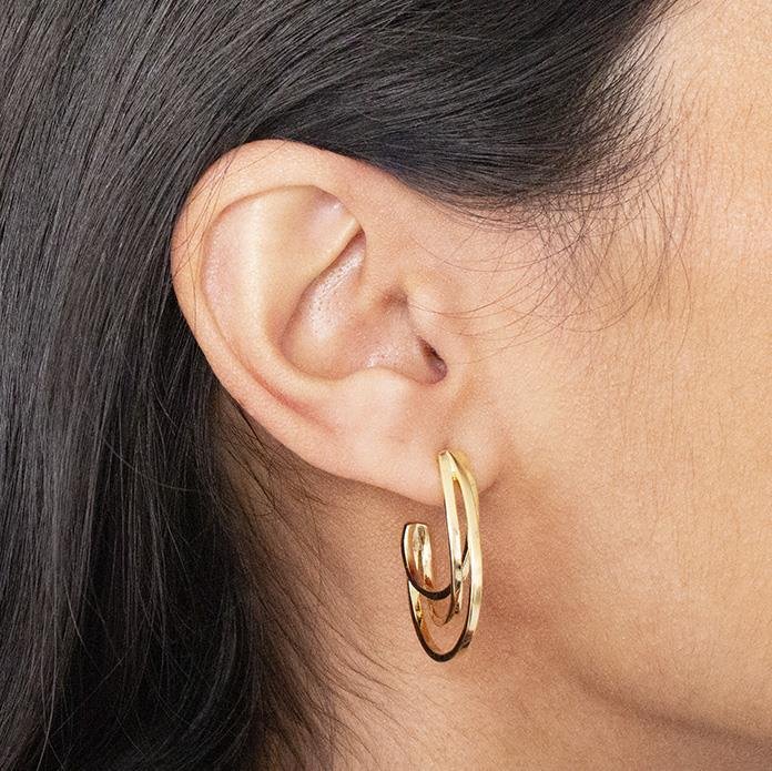 BRINCO FOLHEADO TRANSPASSADO LISO