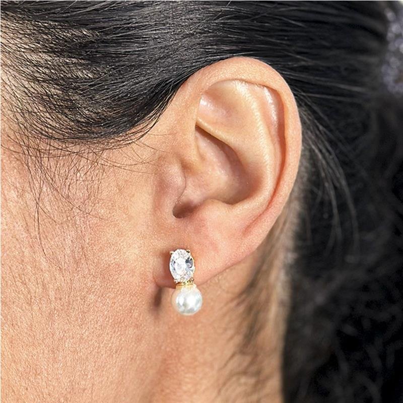 BRINCO FOLHEADO PÉROLA COM PONTO DE LUZ 