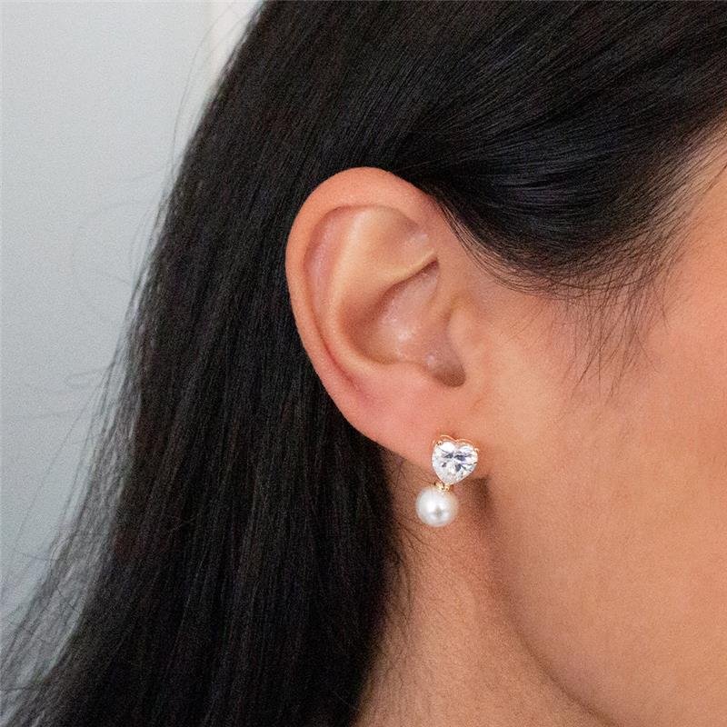 BRINCO FOLHEADO CORAÇÃO COM PÉROLA 