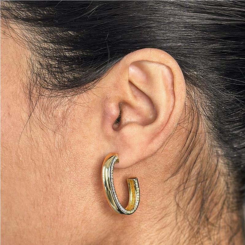 ARGOLA FOLHEADA LISA COM DETALHES ZIRCÔNIA 