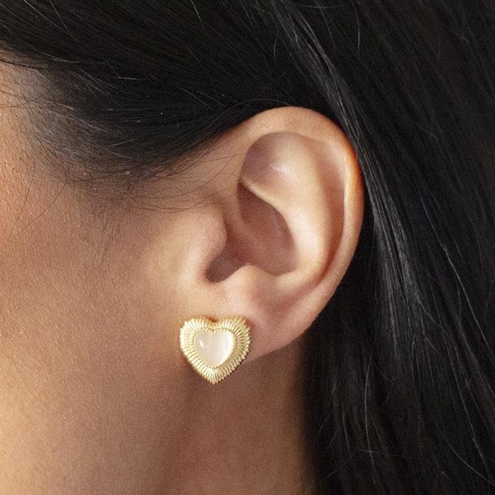 BRINCO FOLHEADO CORAÇÃO COM PEDRA 