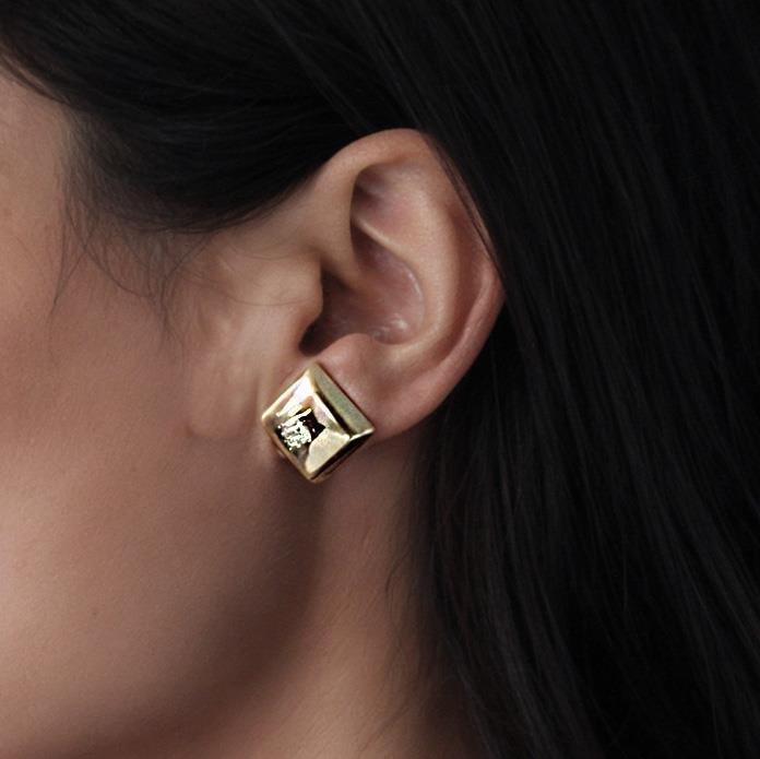 BRINCO FOLHEADO QUADRADO CRAVEJADO