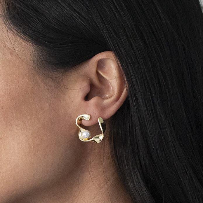 BRINCO FOLHEADO PEROLA ONDULADO