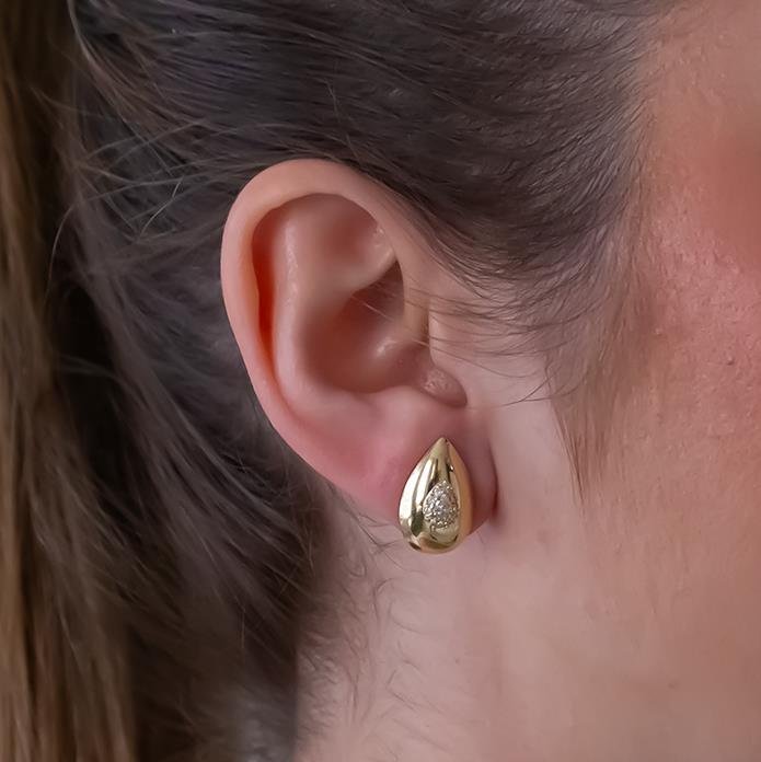 BRINCO FOLHEADO COM GOTA CRAVEJADA