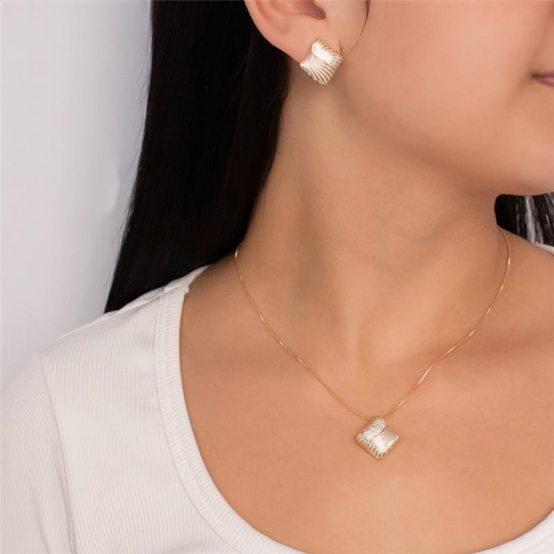 CONJUNTO FOLHEADO QUADRADO COM DETALHES - 45 CM 