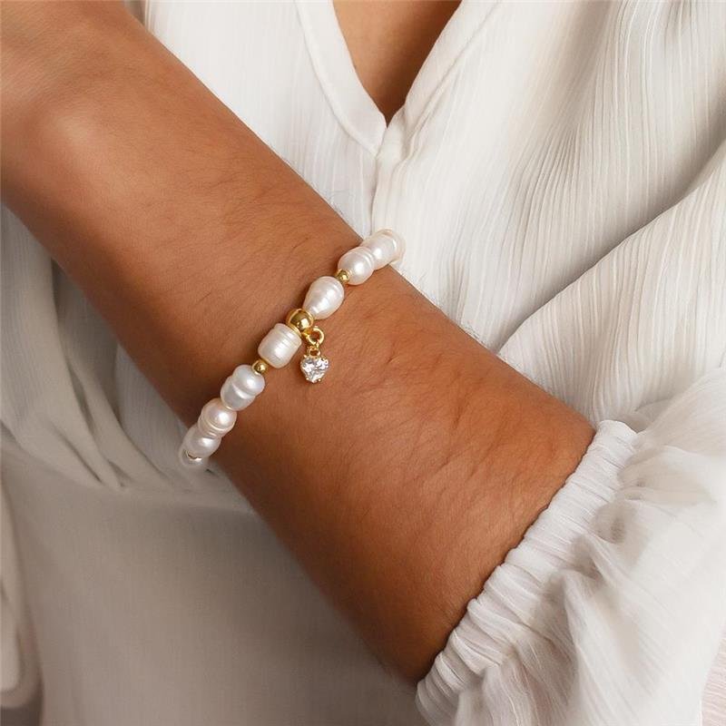 PULSEIRA FOLHEADA PÉROLA BARROCA COM PINGENTE CORAÇÃO