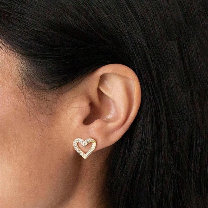 BRINCO FOLHEADO CORAÇÃO METADE CRAVEJADO ZIRCÔNIA