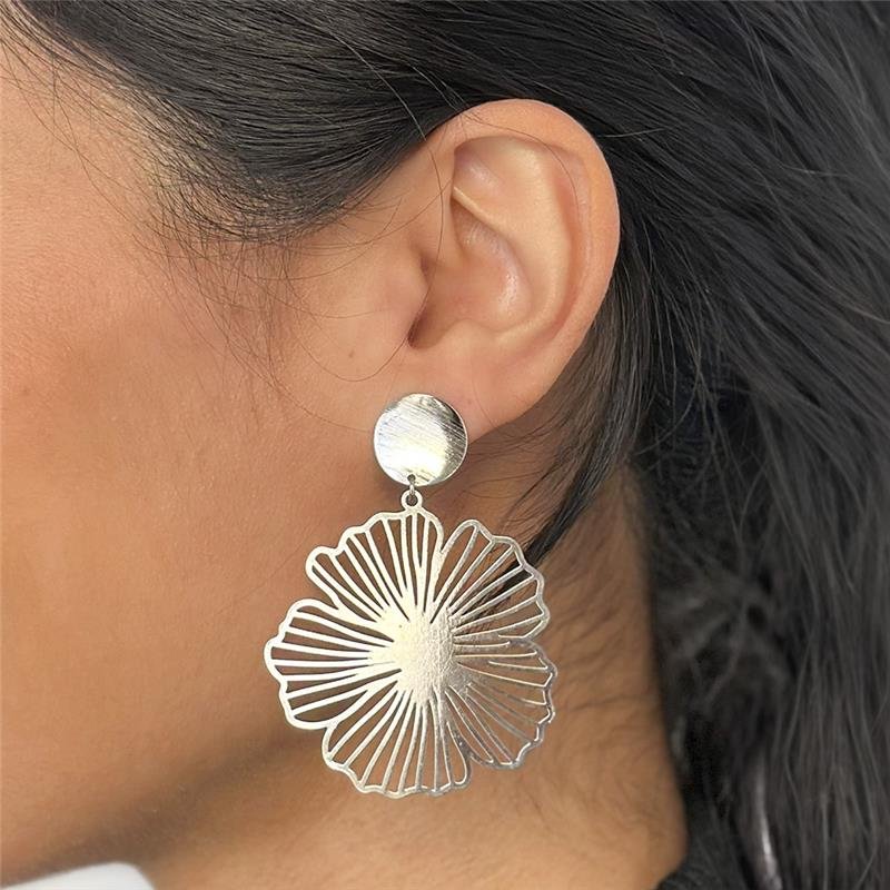 BRINCO FOLHEADO RÓDIO BRANCO FLOR