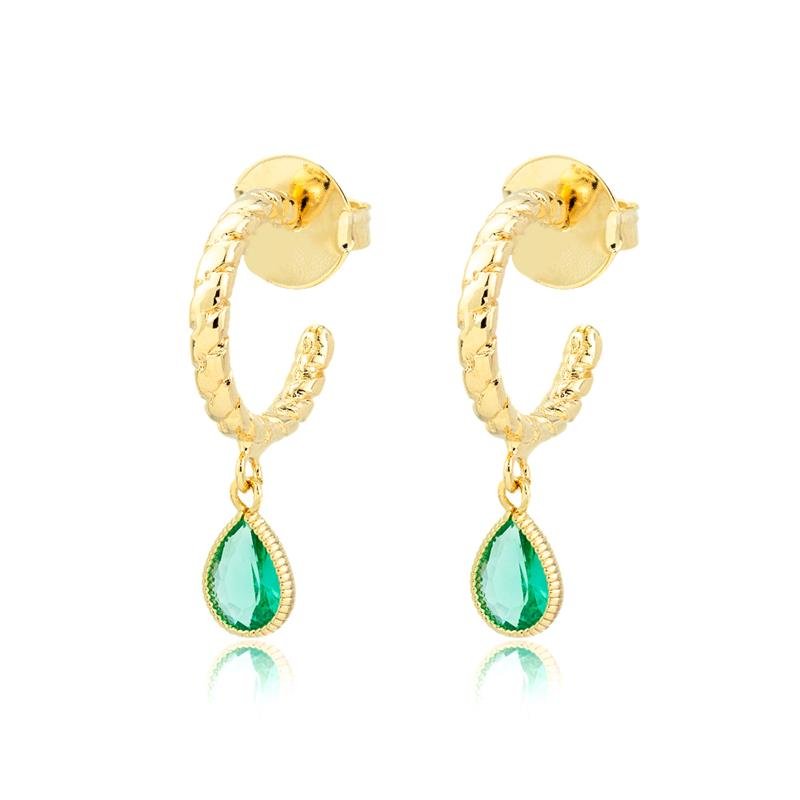 ARGOLA FOLHEADO COM TEXTURA GOTA COM CRISTAL VERDE