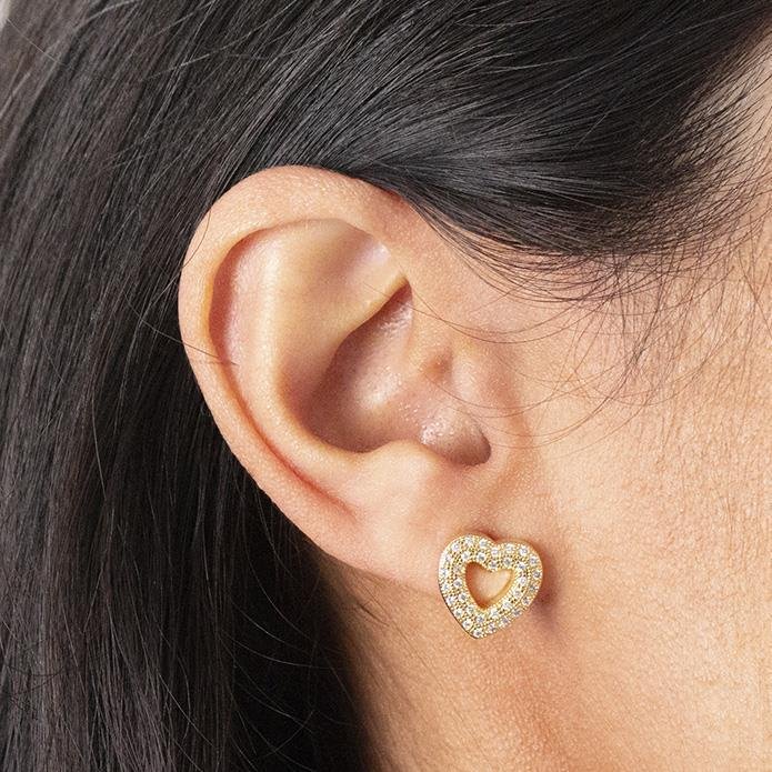 BRINCO FOLHEADO CORAÇÃO CRAVEJADO 