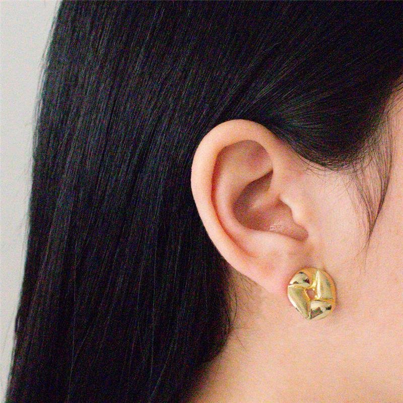 BRINCO FOLHEADO REDONDO LISO DETALHES