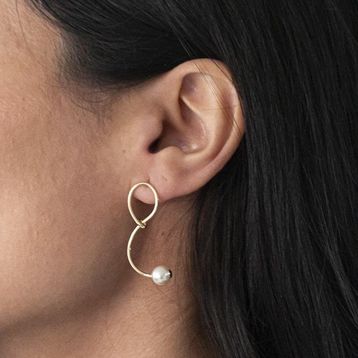 BRINCO FOLHEADO PEROLA