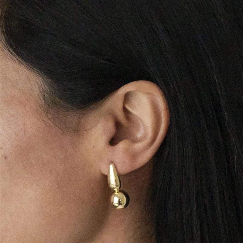 BRINCO FOLHEADO GOTA TEXTURIZADA E ESFERA