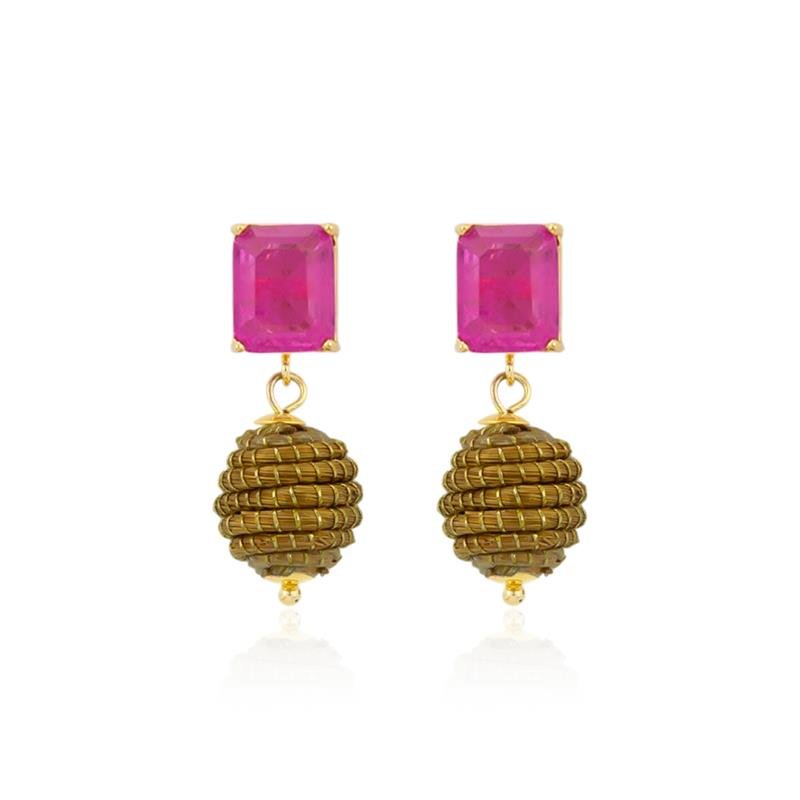 BRINCO FOLHEADO COM PEDRA ROSA CAPIM DOURADO 