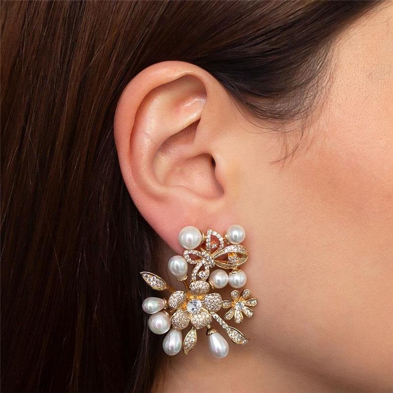 BRINCO FOLHEADO PÉROLAS FLORES CRAVEJADAS