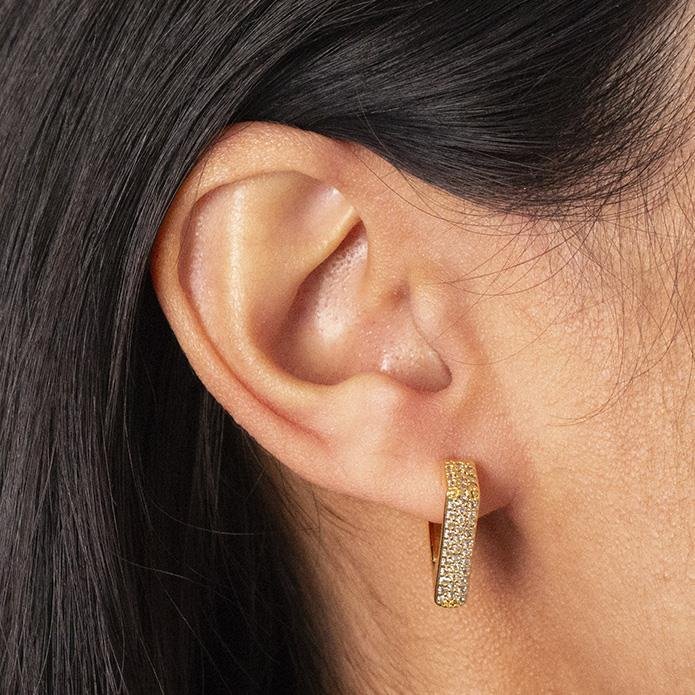 ARGOLA FOLHEADO TRIÂNGULO CRAVEJADA 